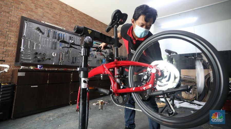 Calon pembeli melihat sepeda yang dijual di toko sepeda di kawasan Tangerang Selatan, Senin (15/2/2021).  (CNBC Indonesia/Andrean Kristianto)
