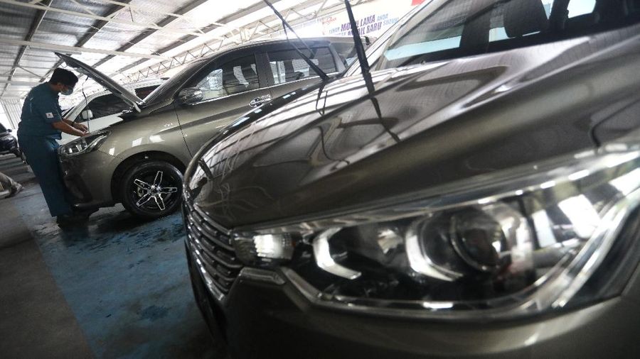 Calon pembeli melihat mobil baru di Showroom Suzuki di Kawasan Gading Serpong, Tangerang Selatan, Selasa (16/2/2021). Pemerintah memutuskan untuk memberikan insentif Pajak Penjualan Barang Mewah (PPnBM) atau pajak 0%. Insentif tersebut terbagi menjadi tiga tahap yang akan dievaluasi per tiga bulan. (CNBC Indonesia/Andrean Kristianto)