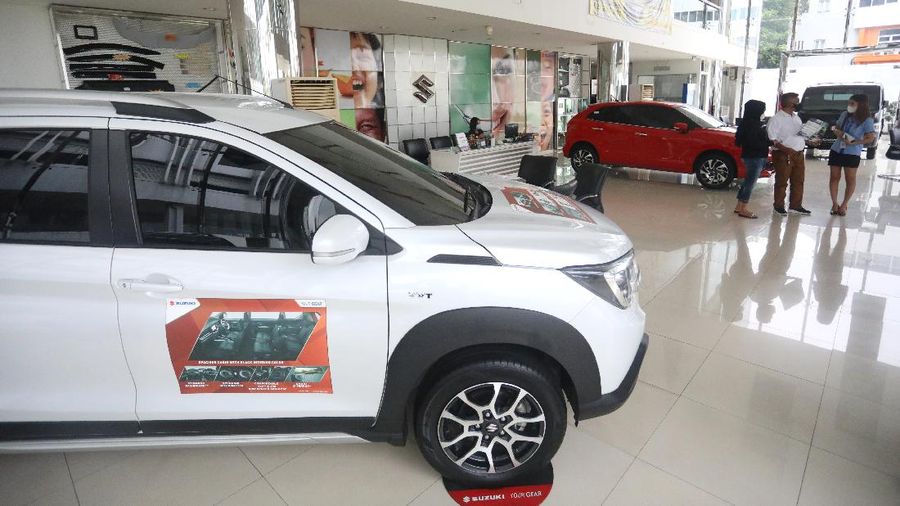 Calon pembeli melihat mobil baru di Showroom Suzuki di Kawasan Gading Serpong, Tangerang Selatan, Selasa (16/2/2021). Pemerintah memutuskan untuk memberikan insentif Pajak Penjualan Barang Mewah (PPnBM) atau pajak 0%. Insentif tersebut terbagi menjadi tiga tahap yang akan dievaluasi per tiga bulan. (վ/Andrean Kristianto)