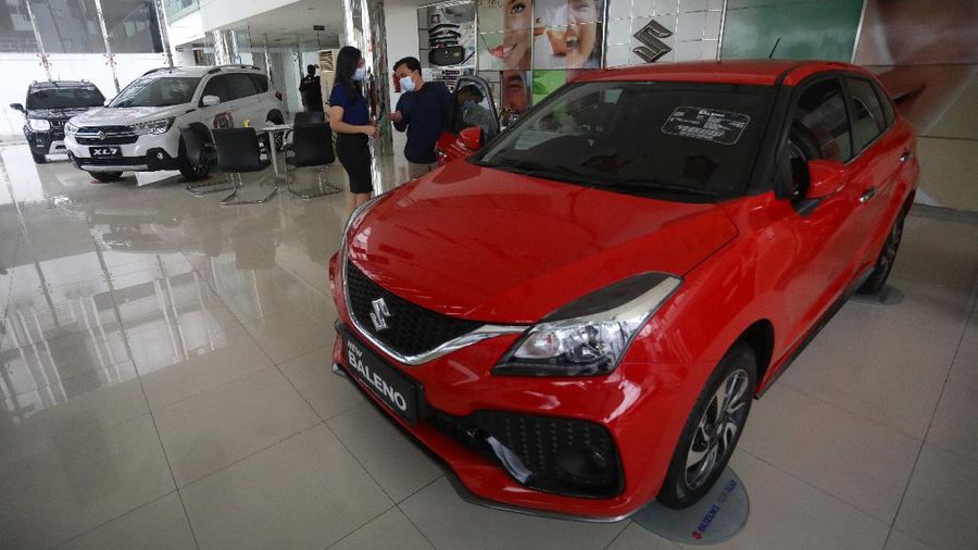 Calon pembeli melihat mobil baru di Showroom Suzuki di Kawasan Gading Serpong, Tangerang Selatan, Selasa (16/2/2021). Pemerintah memutuskan untuk memberikan insentif Pajak Penjualan Barang Mewah (PPnBM) atau pajak 0%. Insentif tersebut terbagi menjadi tiga tahap yang akan dievaluasi per tiga bulan. (վ/Andrean Kristianto)
