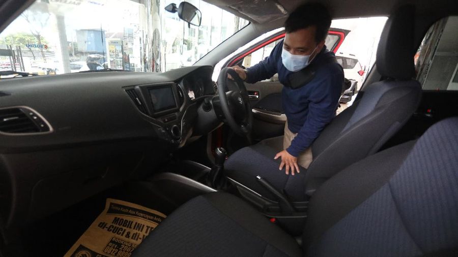 Calon pembeli melihat mobil baru di Showroom Suzuki di Kawasan Gading Serpong, Tangerang Selatan, Selasa (16/2/2021). Pemerintah memutuskan untuk memberikan insentif Pajak Penjualan Barang Mewah (PPnBM) atau pajak 0%. Insentif tersebut terbagi menjadi tiga tahap yang akan dievaluasi per tiga bulan. (CNBC Indonesia/Andrean Kristianto)