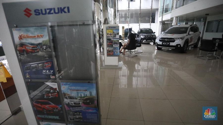 Calon pembeli melihat mobil baru di Showroom Suzuki di Kawasan Gading Serpong, Tangerang Selatan, Selasa (16/2/2021). Pemerintah memutuskan untuk memberikan insentif Pajak Penjualan Barang Mewah (PPnBM) atau pajak 0%. (CNBC Indonesia/Andrean Kristianto)