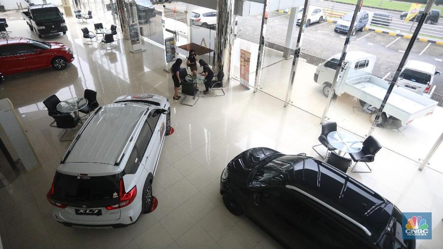 Calon pembeli melihat mobil baru di Showroom Suzuki di Kawasan Gading Serpong, Tangerang Selatan, Selasa (16/2/2021). Pemerintah memutuskan untuk memberikan insentif Pajak Penjualan Barang Mewah (PPnBM) atau pajak 0%. (վ/Andrean Kristianto)