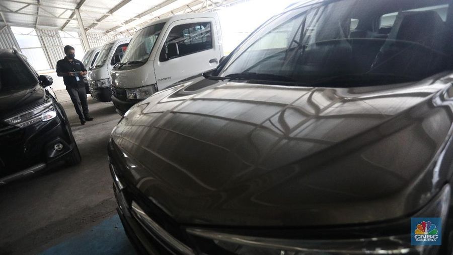 Calon pembeli melihat mobil baru di Showroom Suzuki di Kawasan Gading Serpong, Tangerang Selatan, Selasa (16/2/2021). Pemerintah memutuskan untuk memberikan insentif Pajak Penjualan Barang Mewah (PPnBM) atau pajak 0%. (²©²ÊÍøÕ¾/Andrean Kristianto)