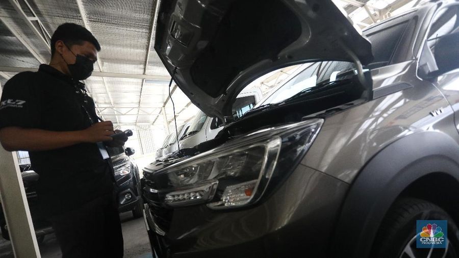 Calon pembeli melihat mobil baru di Showroom Suzuki di Kawasan Gading Serpong, Tangerang Selatan, Selasa (16/2/2021). Pemerintah memutuskan untuk memberikan insentif Pajak Penjualan Barang Mewah (PPnBM) atau pajak 0%. (վ/Andrean Kristianto)