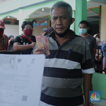 Penampakan Kerumunan Warga Sawangan Depok Antre BLT Rp300.000