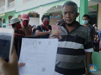 Penampakan Kerumunan Warga Sawangan Depok Antre BLT Rp300.000