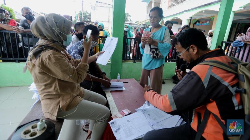 Warga menerima Bantuan Langsung Tunai (BLT) di Sawangan, Depok, Selasa (16/2/2021). Pemerintah melalui Kementerian Sosial (Kemensos) tahun ini melanjutkan penyaluran program Bantuan Sosial Tunai atau bantuan langsung tunai (BLT) secara bertahap melalui Kantor Pos. (CNBC Indonesia/Tri Susilo)