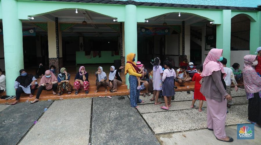 Warga menerima Bantuan Langsung Tunai (BLT) di Sawangan, Depok, Selasa (16/2/2021). Pemerintah melalui Kementerian Sosial (Kemensos) tahun ini melanjutkan penyaluran program Bantuan Sosial Tunai atau bantuan langsung tunai (BLT) secara bertahap melalui Kantor Pos. (CNBC Indonesia/Tri Susilo)