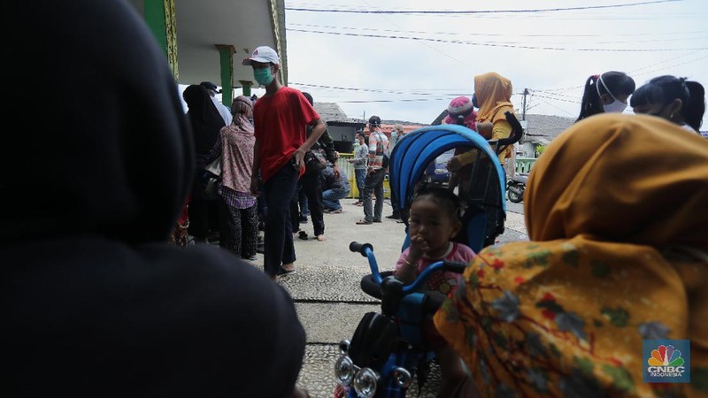 Warga menerima Bantuan Langsung Tunai (BLT) di Sawangan, Depok, Selasa (16/2/2021). Pemerintah melalui Kementerian Sosial (Kemensos) tahun ini melanjutkan penyaluran program Bantuan Sosial Tunai atau bantuan langsung tunai (BLT) secara bertahap melalui Kantor Pos. (CNBC Indonesia/Tri Susilo)