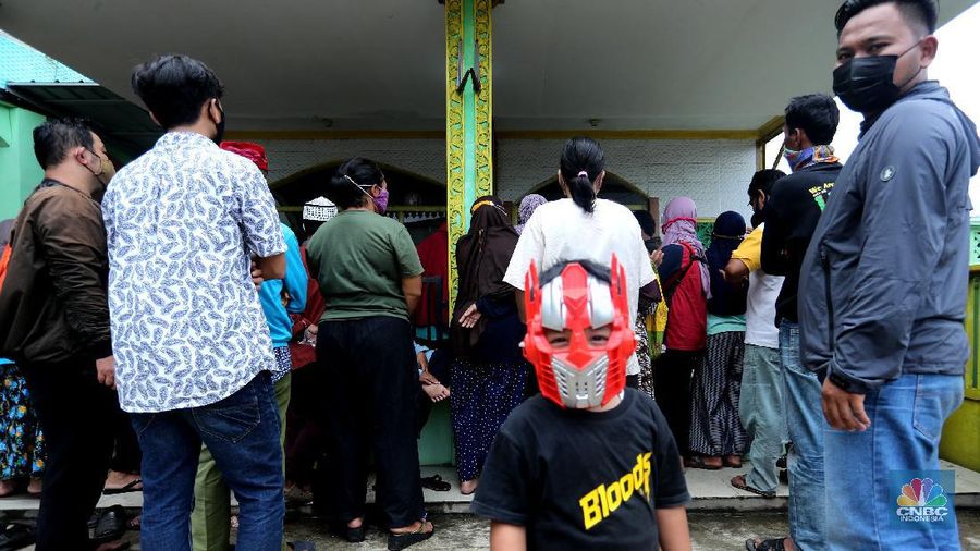 Warga menerima Bantuan Langsung Tunai (BLT) di Sawangan, Depok, Selasa (16/2/2021). Pemerintah melalui Kementerian Sosial (Kemensos) tahun ini melanjutkan penyaluran program Bantuan Sosial Tunai atau bantuan langsung tunai (BLT) secara bertahap melalui Kantor Pos. (CNBC Indonesia/Tri Susilo)