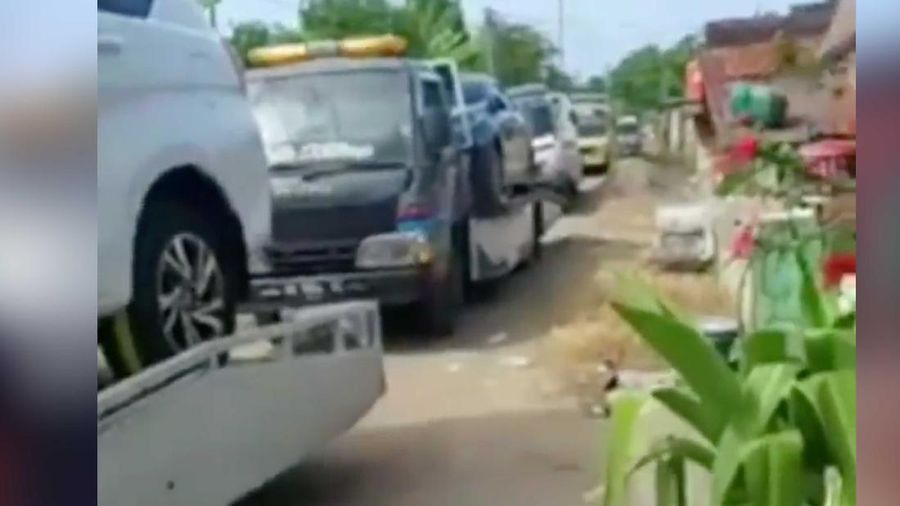 Warga ramai-ramai membeli mobil baru usai terima uang ganti rugi lahan kilang minyak Desa Sumurgeneng, Kec. Jenu, Kab. Tuban Jawa Timur. (Instagram)