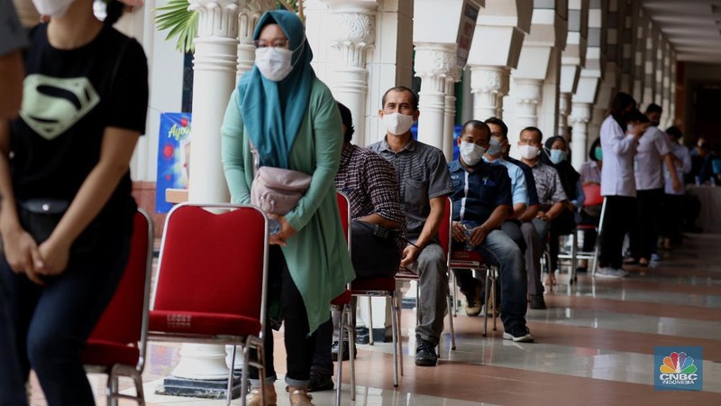 Antrian Vaksinasi Covid-19 di Pasar Tanah Abang (CNBC Indonesia/Tri Susilo)