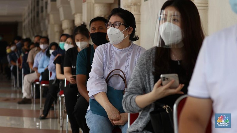 Antrian Vaksinasi Covid-19 di Pasar Tanah Abang (CNBC Indonesia/Tri Susilo)