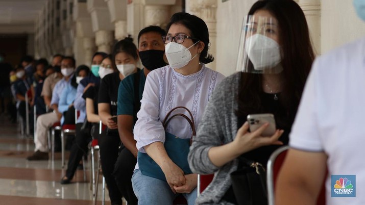Antrian Vaksinasi Covid-19 di Pasar Tanah Abang (CNBC Indonesia/Tri Susilo) Antrian Vaksinasi Covid-19 di Pasar Tanah Abang (CNBC Indonesia/Tri Susilo)