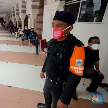 Antrean Mengular Pedagang Tanah Abang yang Mau Divaksinasi
