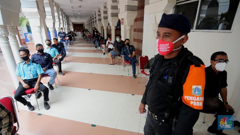 Antrian Vaksinasi Covid-19 di Pasar Tanah Abang (CNBC Indonesia/Tri Susilo)