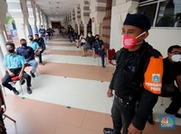 Antrean Mengular Pedagang Tanah Abang yang Mau Divaksinasi