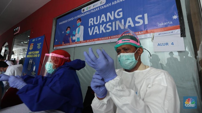Antrian Vaksinasi Covid-19 di Pasar Tanah Abang (CNBC Indonesia/Tri Susilo)