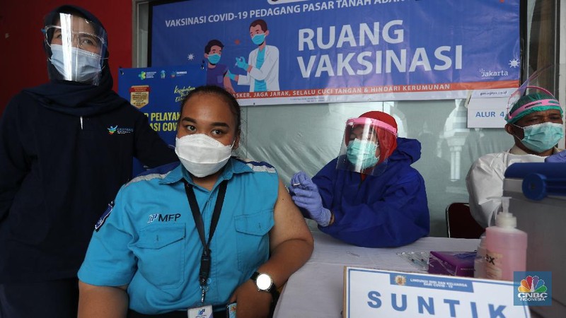 Antrian Vaksinasi Covid-19 di Pasar Tanah Abang (CNBC Indonesia/Tri Susilo)