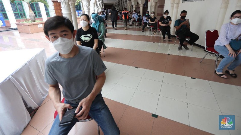 Antrian Vaksinasi Covid-19 di Pasar Tanah Abang (CNBC Indonesia/Tri Susilo)