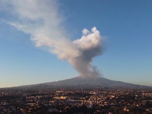 Video: Gunung Etna Erupsi, Penerbangan di Bandara Catania Italia Terganggu