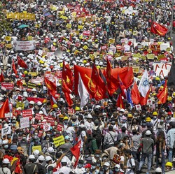 Myanmar Gokil! 1001 Jurus Pendemo Lawan Junta Militer
