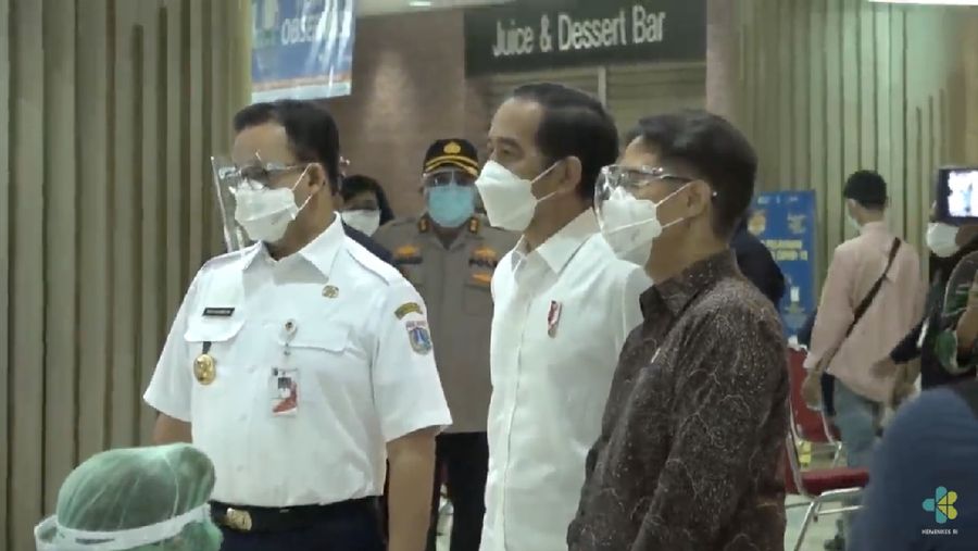 Pelaksanaan Vaksinasi COVID-19 Bagi Petugas Pelayanan Publik/Youtube : Kementerian Kesehatan RI