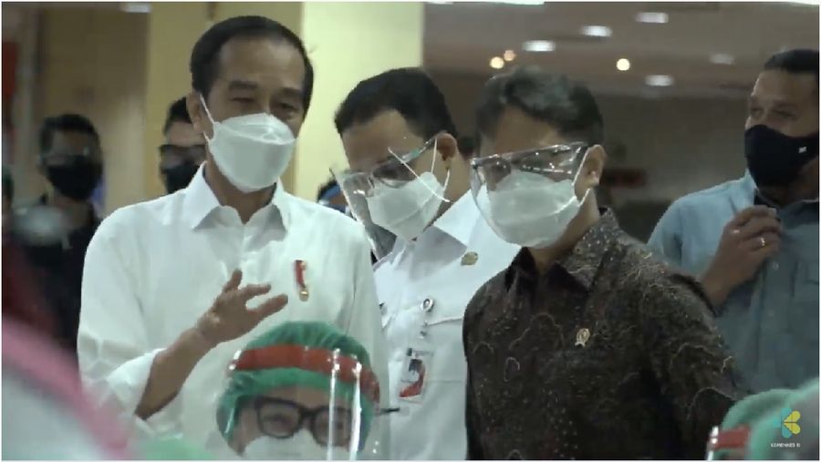 Pelaksanaan Vaksinasi COVID-19 Bagi Petugas Pelayanan Publik/Youtube : Kementerian Kesehatan RI