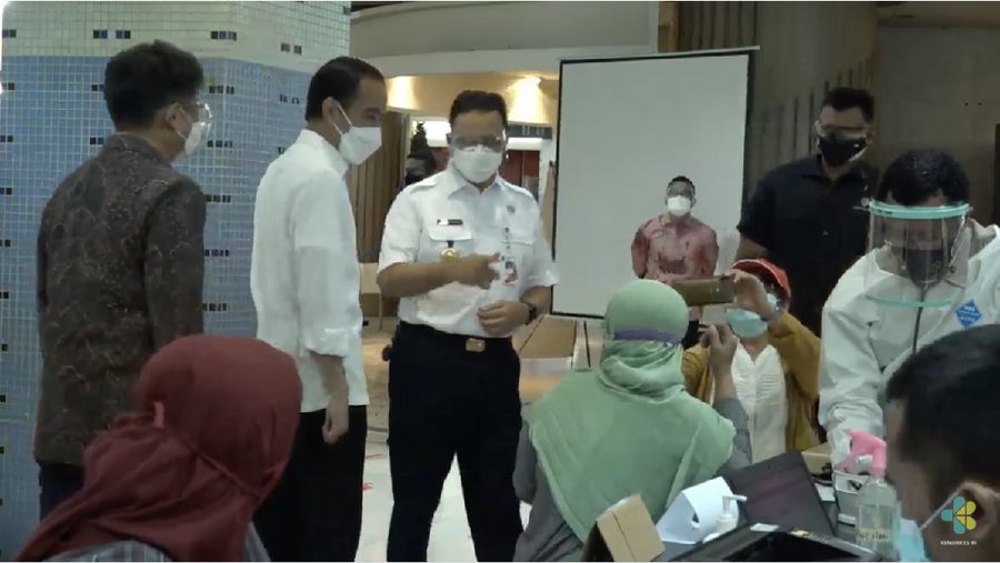 Pelaksanaan Vaksinasi COVID-19 Bagi Petugas Pelayanan Publik/Youtube : Kementerian Kesehatan RI
