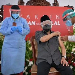 Sambil Ajak Kolega Divaksin, Wapres: Tak Sakit, Biasa Saja