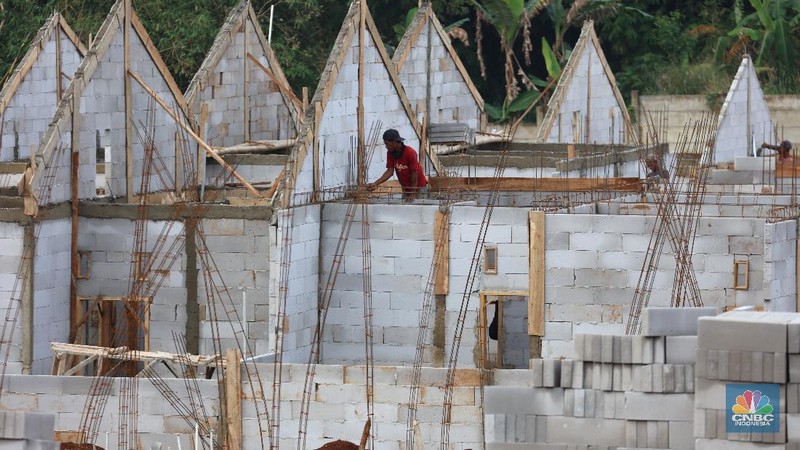 Suasana proyek pembangunan perumahan di Depok, Jawa Barat, Rabu (17/2/2021). Harga hunian rumah masih menunjukkan kenaikan pada kuartal IV-2020 namun laju kenaikan melambat. (CNBC Indonesia/Tri Susilo)