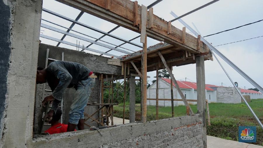 Suasana proyek pembangunan perumahan di Depok, Jawa Barat, Rabu (17/2/2021). Harga hunian rumah masih menunjukkan kenaikan pada kuartal IV-2020 namun laju kenaikan melambat. (CNBC Indonesia/Tri Susilo)
