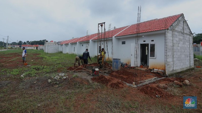 Suasana proyek pembangunan perumahan di Depok, Jawa Barat, Rabu (17/2/2021). Harga hunian rumah masih menunjukkan kenaikan pada kuartal IV-2020 namun laju kenaikan melambat. (CNBC Indonesia/Tri Susilo)