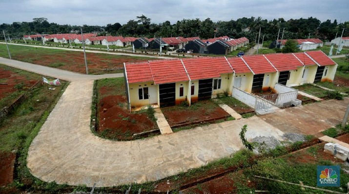Suasana proyek pembangunan perumahan di Depok, Jawa Barat, Rabu (17/2/2021). Harga hunian rumah hunian masih menunjukkan kenaikan pada kuartal IV-2020 namun laju kenaikan melambat. (CNBC Indonesia/Tri Susilo) Suasana proyek pembangunan perumahan di Depok, Jawa Barat, Rabu (17/2/2021). Harga hunian rumah masih menunjukkan kenaikan pada kuartal IV-2020 namun laju kenaikan melambat. (CNBC Indonesia/Tri Susilo)