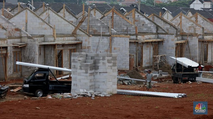 Suasana proyek pembangunan perumahan di Depok, Jawa Barat, Rabu (17/2/2021). Harga hunian rumah hunian masih menunjukkan kenaikan pada kuartal IV-2020 namun laju kenaikan melambat. (CNBC Indonesia/Tri Susilo) Suasana proyek pembangunan perumahan di Depok, Jawa Barat, Rabu (17/2/2021). Harga hunian rumah hunian masih menunjukkan kenaikan pada kuartal IV-2020 namun laju kenaikan melambat. (CNBC Indonesia/Tri Susilo)