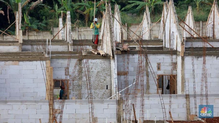 Suasana proyek pembangunan perumahan di Depok, Jawa Barat, Rabu (17/2/2021). Harga hunian rumah hunian masih menunjukkan kenaikan pada kuartal IV-2020 namun laju kenaikan melambat. (CNBC Indonesia/Tri Susilo)