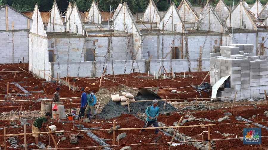 Suasana proyek pembangunan perumahan di Depok, Jawa Barat, Rabu (17/2/2021). Harga hunian rumah masih menunjukkan kenaikan pada kuartal IV-2020 namun laju kenaikan melambat. (վ/Tri Susilo)