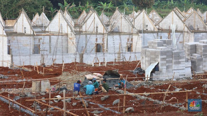 Suasana proyek pembangunan perumahan di Depok, Jawa Barat, Rabu (17/2/2021). Harga hunian rumah masih menunjukkan kenaikan pada kuartal IV-2020 namun laju kenaikan melambat. (CNBC Indonesia/Tri Susilo)