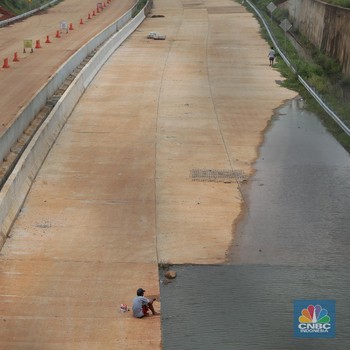 Penampakan Langka! Warga Mancing di Tengah Jalan Tol