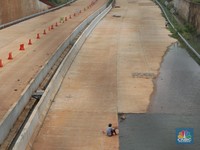 Penampakan Langka! Warga Mancing di Tengah Jalan Tol
