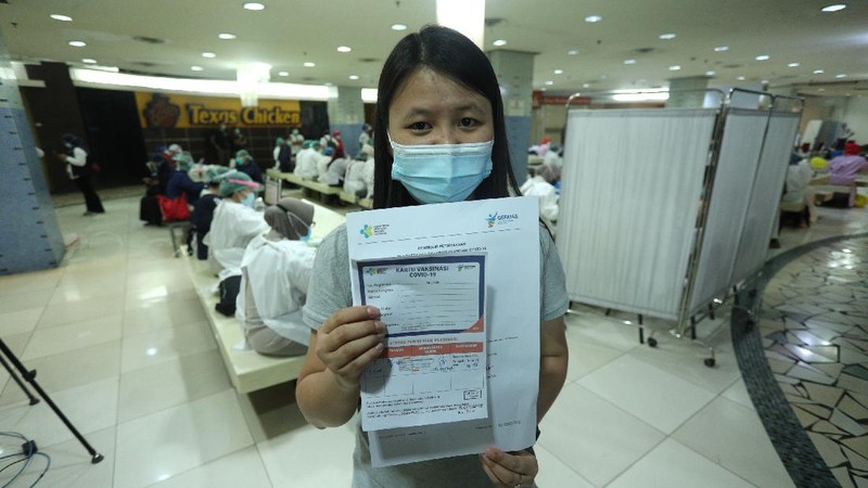 Vaksinasi Covid-19 terhadap para pedagang di Pasar Tanah Abang, Jakarta Pusat, Rabu (17/2/2021). Sebanyak 1.500 pedagang disuntik vaksin setiap hari, lokasi vaksinasi ada di dua titik, yakni di lantai 8 dan lantai 12 Blok A Pasar Tanah Abang. Ada 9.000 pedagang yang sudah terdata untuk menerima vaksin. (CNBC Indonesia/Tri Susilo)