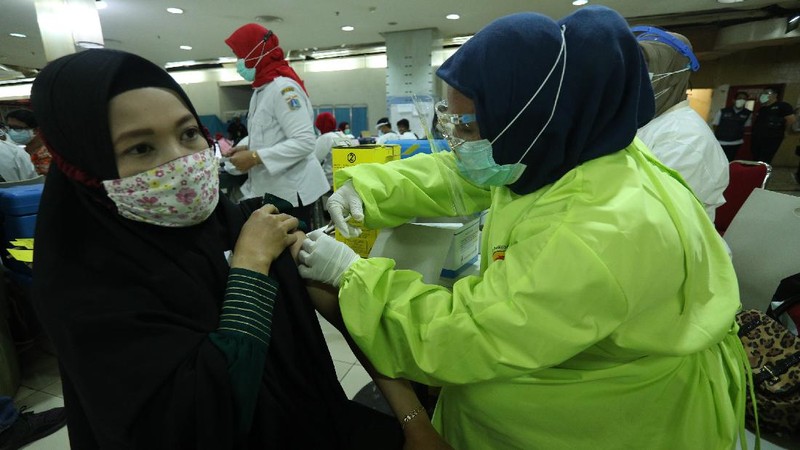Vaksinasi Covid-19 terhadap para pedagang di Pasar Tanah Abang, Jakarta Pusat, Rabu (17/2/2021). Sebanyak 1.500 pedagang disuntik vaksin setiap hari, lokasi vaksinasi ada di dua titik, yakni di lantai 8 dan lantai 12 Blok A Pasar Tanah Abang. Ada 9.000 pedagang yang sudah terdata untuk menerima vaksin. (CNBC Indonesia/Tri Susilo)