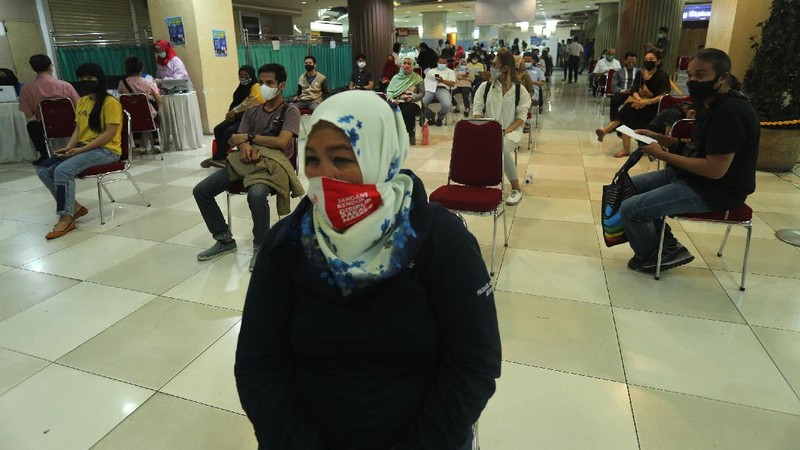 Vaksinasi Covid-19 terhadap para pedagang di Pasar Tanah Abang, Jakarta Pusat, Rabu (17/2/2021). Sebanyak 1.500 pedagang disuntik vaksin setiap hari, lokasi vaksinasi ada di dua titik, yakni di lantai 8 dan lantai 12 Blok A Pasar Tanah Abang. Ada 9.000 pedagang yang sudah terdata untuk menerima vaksin. (CNBC Indonesia/Tri Susilo)