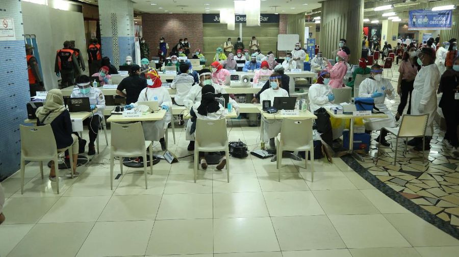 Vaksinasi Covid-19 terhadap para pedagang di Pasar Tanah Abang, Jakarta Pusat, Rabu (17/2/2021). Sebanyak 1.500 pedagang disuntik vaksin setiap hari, lokasi vaksinasi ada di dua titik, yakni di lantai 8 dan lantai 12 Blok A Pasar Tanah Abang. Ada 9.000 pedagang yang sudah terdata untuk menerima vaksin. (CNBC Indonesia/Tri Susilo)