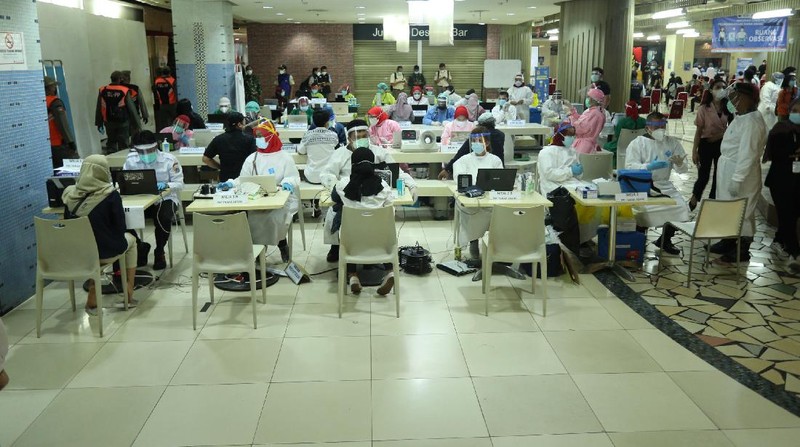Vaksinasi Covid-19 terhadap para pedagang di Pasar Tanah Abang, Jakarta Pusat, Rabu (17/2/2021). Sebanyak 1.500 pedagang disuntik vaksin setiap hari, lokasi vaksinasi ada di dua titik, yakni di lantai 8 dan lantai 12 Blok A Pasar Tanah Abang. Ada 9.000 pedagang yang sudah terdata untuk menerima vaksin. (CNBC Indonesia/Tri Susilo)