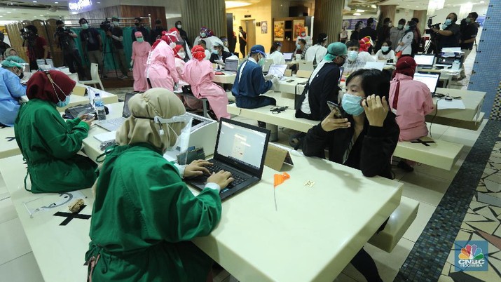 Vaksinasi Covid-19 terhadap para pedagang di Pasar Tanah Abang, Jakarta Pusat, Rabu (17/2/2021). Sebanyak 1.500 pedagang disuntik vaksin setiap hari, lokasi vaksinasi ada di dua titik, yakni di lantai 8 dan lantai 12 Blok A Pasar Tanah Abang. Ada 9.000 pedagang yang sudah terdata untuk menerima vaksin. (CNBC Indonesia/Tri Susilo) Vaksinasi Covid-19 terhadap para pedagang di Pasar Tanah Abang, Jakarta Pusat, Rabu (17/2/2021). Sebanyak 1.500 pedagang disuntik vaksin setiap hari, lokasi vaksinasi ada di dua titik, yakni di lantai 8 dan lantai 12 Blok A Pasar Tanah Abang. Ada 9.000 pedagang yang sudah terdata untuk menerima vaksin. (CNBC Indonesia/Tri Susilo)
