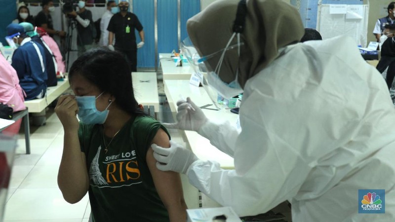 Vaksinasi Covid-19 terhadap para pedagang di Pasar Tanah Abang, Jakarta Pusat, Rabu (17/2/2021). Sebanyak 1.500 pedagang disuntik vaksin setiap hari, lokasi vaksinasi ada di dua titik, yakni di lantai 8 dan lantai 12 Blok A Pasar Tanah Abang. Ada 9.000 pedagang yang sudah terdata untuk menerima vaksin. (CNBC Indonesia/Tri Susilo)