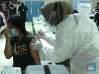 Intip Ribuan Pedagang Pasar Tanah Abang Divaksinasi Covid-19