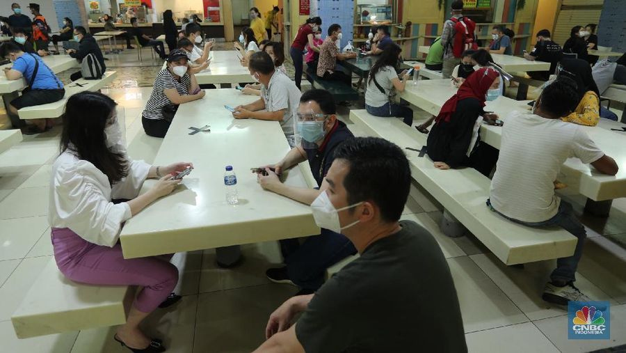 Vaksinasi Covid-19 terhadap para pedagang di Pasar Tanah Abang, Jakarta Pusat, Rabu (17/2/2021). Sebanyak 1.500 pedagang disuntik vaksin setiap hari, lokasi vaksinasi ada di dua titik, yakni di lantai 8 dan lantai 12 Blok A Pasar Tanah Abang. Ada 9.000 pedagang yang sudah terdata untuk menerima vaksin. (CNBC Indonesia/Tri Susilo)
